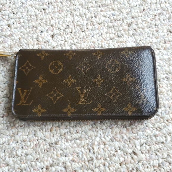 Louis Vuitton Zippy Monogram Wallet - Picture 2 of 16